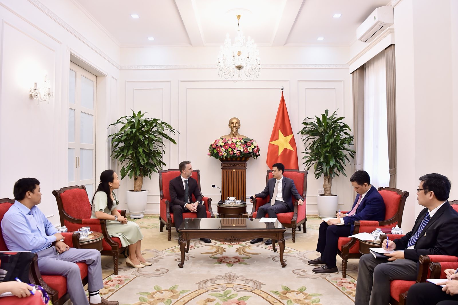 Vietnam busca apoyo del UNFPA para proteger los derechos de las personas mayores